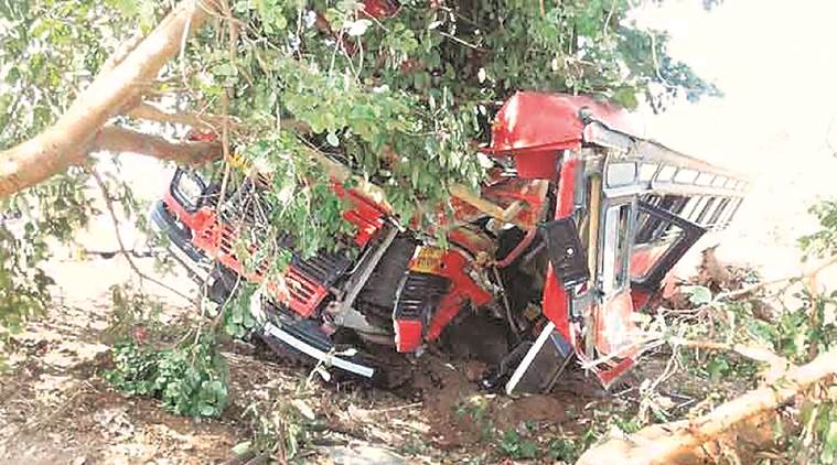 fiveyouthskilledascaroverturnsonpunemumbaiexpressway